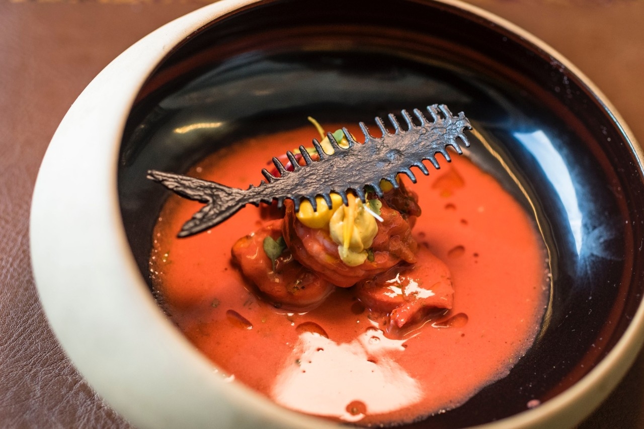 Ceviche de camarón ecuatoriano, pulpo con sopa andina de tomate de árbol.