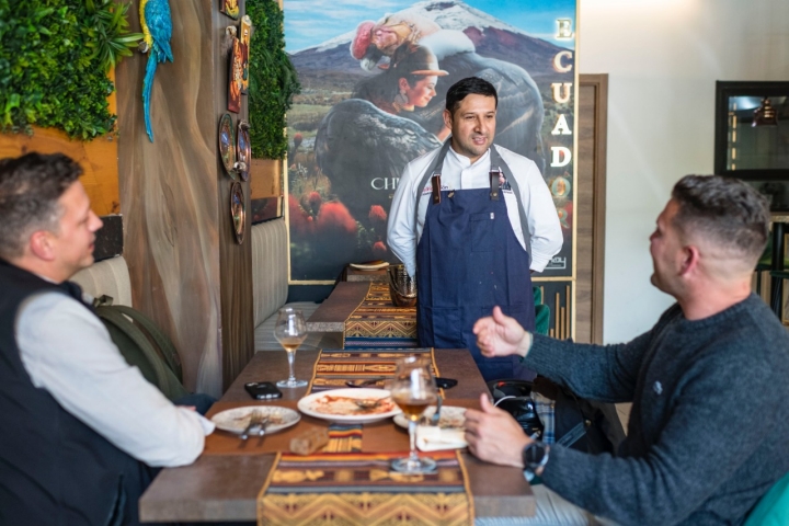 El cóndor de los Andes protagoniza el gran mural de este restaurante cuyo nombre significa “único”.