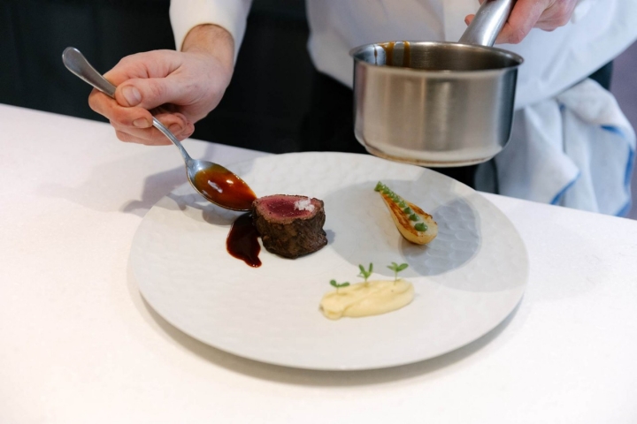 Lomo de ciervo, enebro y chirivía