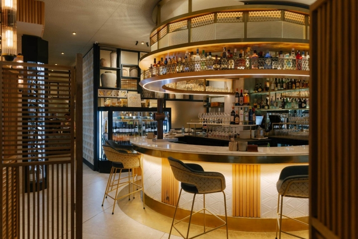 Barra a la entrada del restaurante