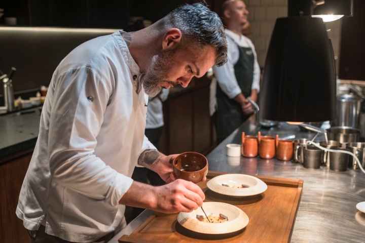 Eduardo Domínguez en la cocina del restaurante Cráter (Tenerife).