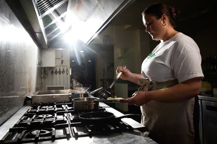 Alba es la responsable de los fogones.