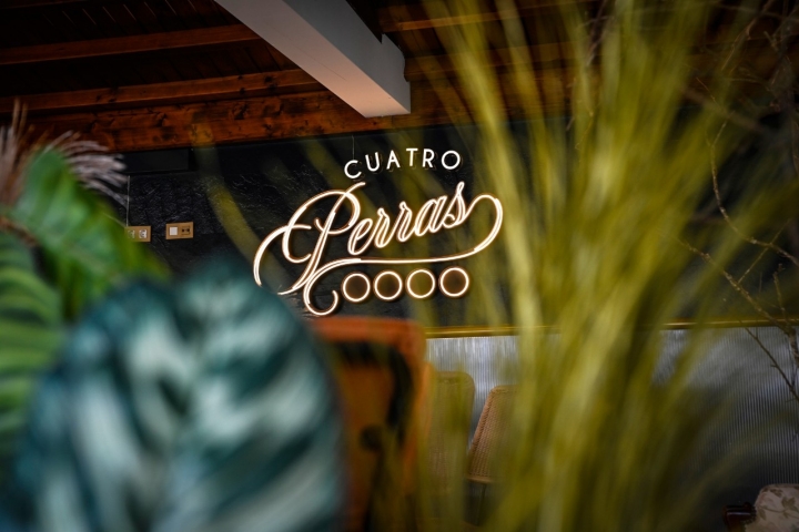 Cartel luminoso del restaurante.