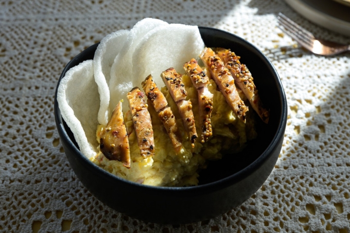 Ensaladilla, caballa ahumada y pan de gamba.