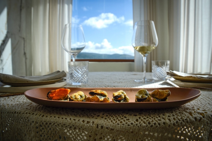 Mejillones sobre alga en tempura.