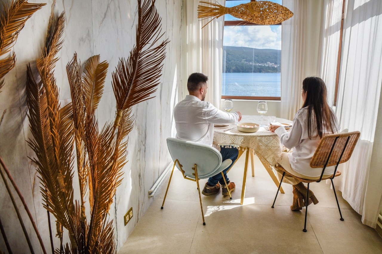 Su comedor ofrece vistas a la ría.