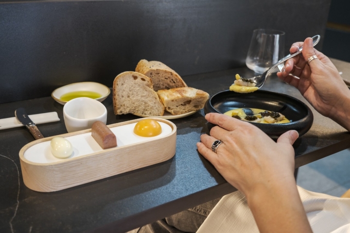 Anguila ahumada acompañada de texturas de maíz.