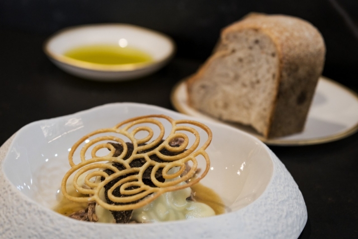 Guiso de pierna de cordero a baja temperatura.