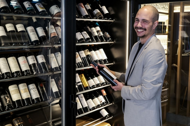 Joaquín García, jefe de sala, posa junto a la bodega de Dromo.