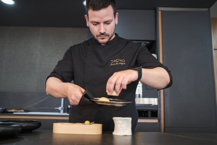 Juan Manuel emplatando al inicio del servicio.