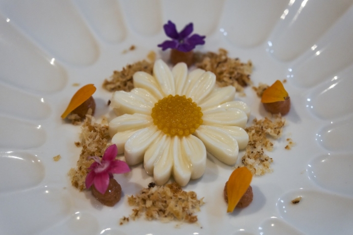 Mousse de queso de La Serena con mango, membrillo y flores.