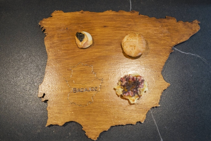 Tabla de aperitivos con la silueta de la península ibérica.