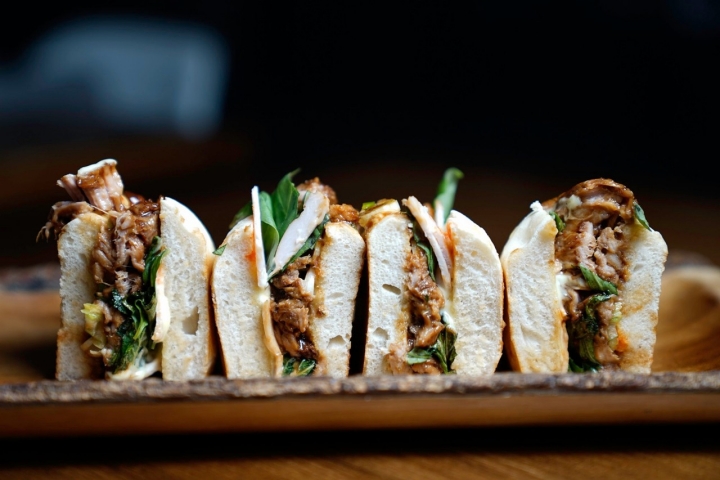 Panceta, salsa 'teriyaki', mayonesa de 'sriracha', cebollino chino, jamón braseado, albahaca y menta.