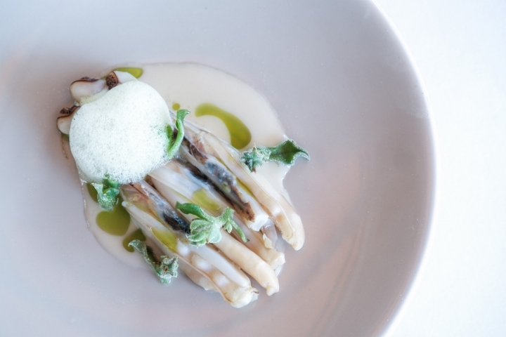 Navaja a la brasa con ajo y perejil .