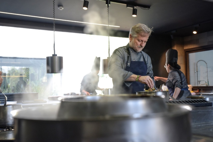 Pepe Vieira chef en cocina