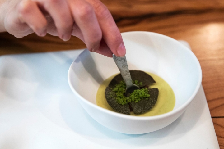 Pato a la naranja con ajo verde de pistacho iraní y pesto liofilizado.