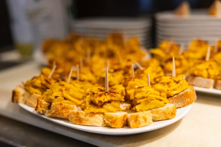 Un poco de tortilla para tomar en la barra.