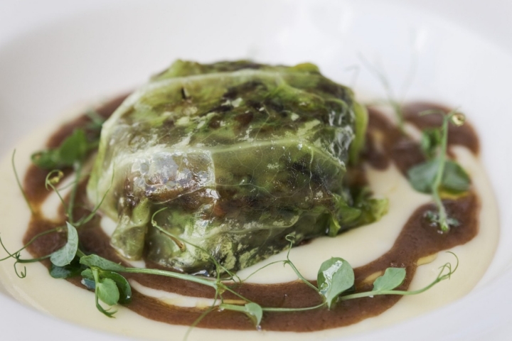 Carrillera de cerdo ibérico guisada con col, parmentier y reducción de sus jugos.