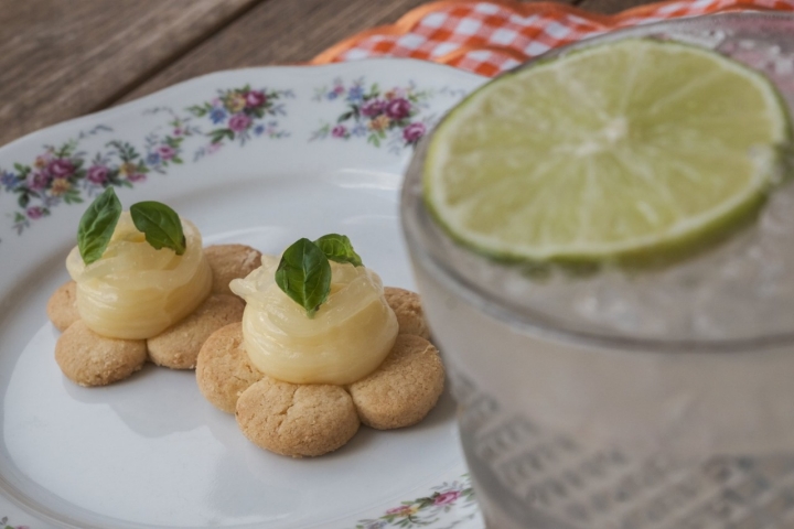 Pastisset con cremoso de limón y pomada.