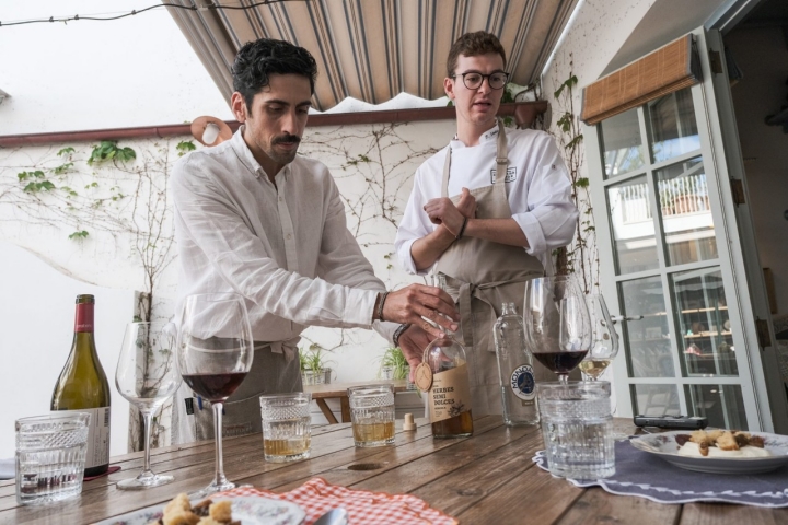 Pau y Esteban explican la diferencia de los licores de hierbas entre la islas.