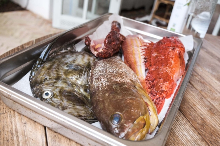 El pescado del día se compra en la lonja a la cooperativa de pescadores de Mahón.