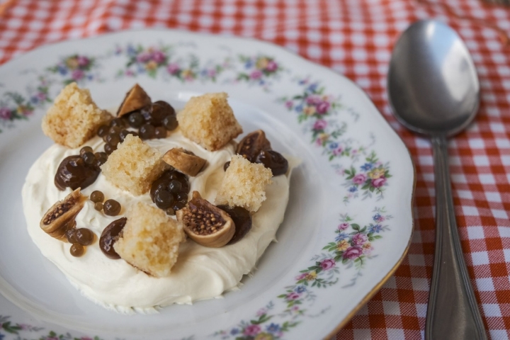 Cremoso de requesón y manzanilla, gel de higo, bizcocho de miel e higos secos.