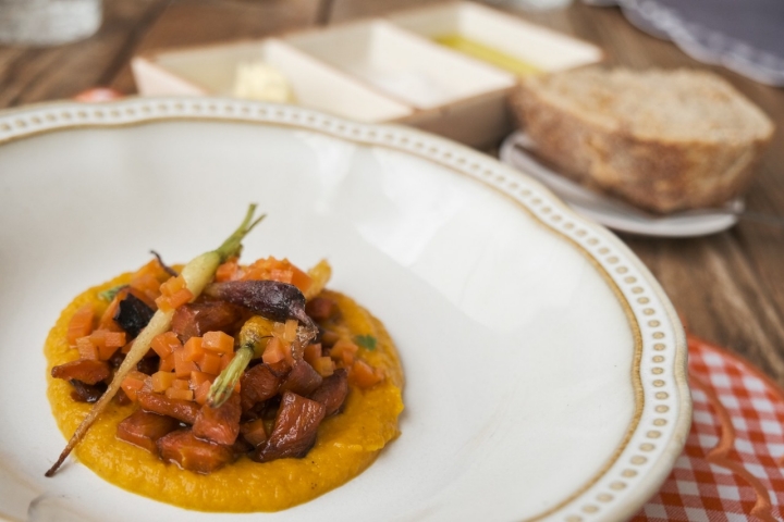 Zanahoria braseada, crema de zanahoria escabechada, dados encurtidos y mini glaseadas.