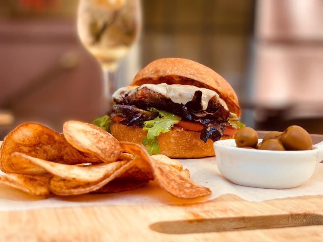 La hamburguesa de chorizo con queso manchego es uno de los platos estrella del lugar.