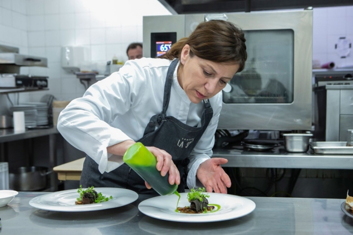 Esther Manzando terminando de emplatar la berenjena.