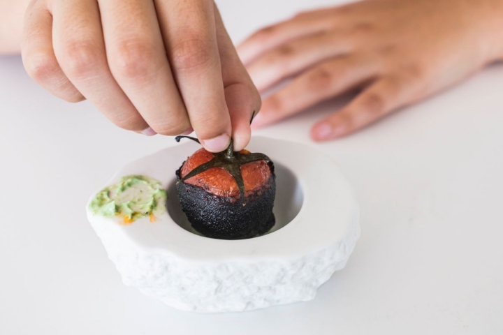 Restaurante La Sucursal ; valencia. Tomate cherry en rama relleno de chorizo y kimchi en tempura de tinta de calamar con una emulsion de salvia y menta