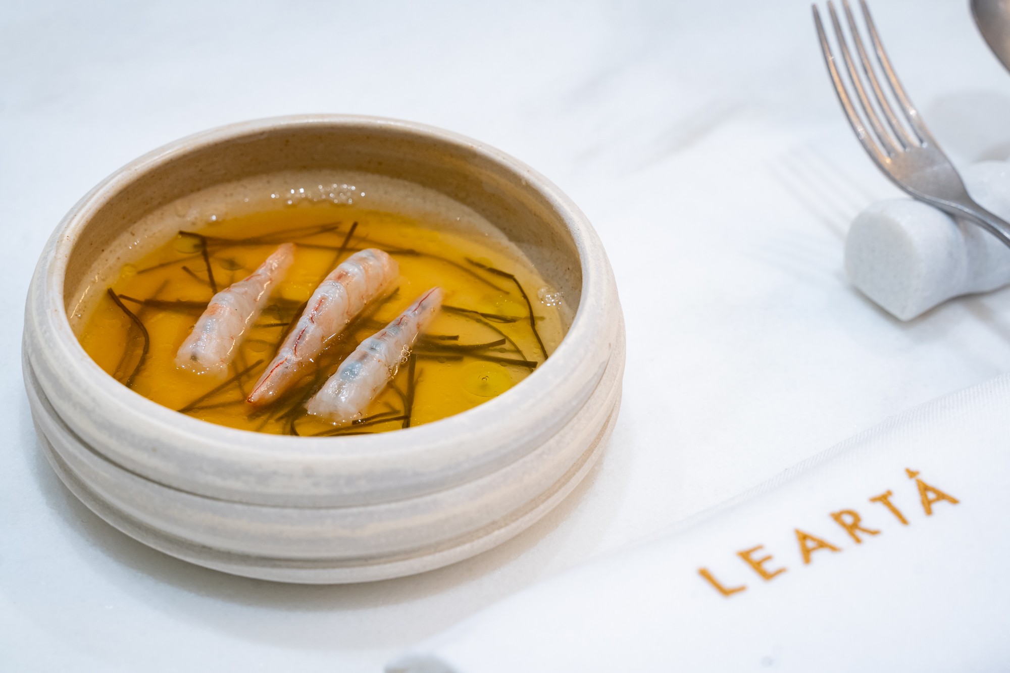 Plato de gamba/garbando/alga del restaurante Leartá (Sevilla)