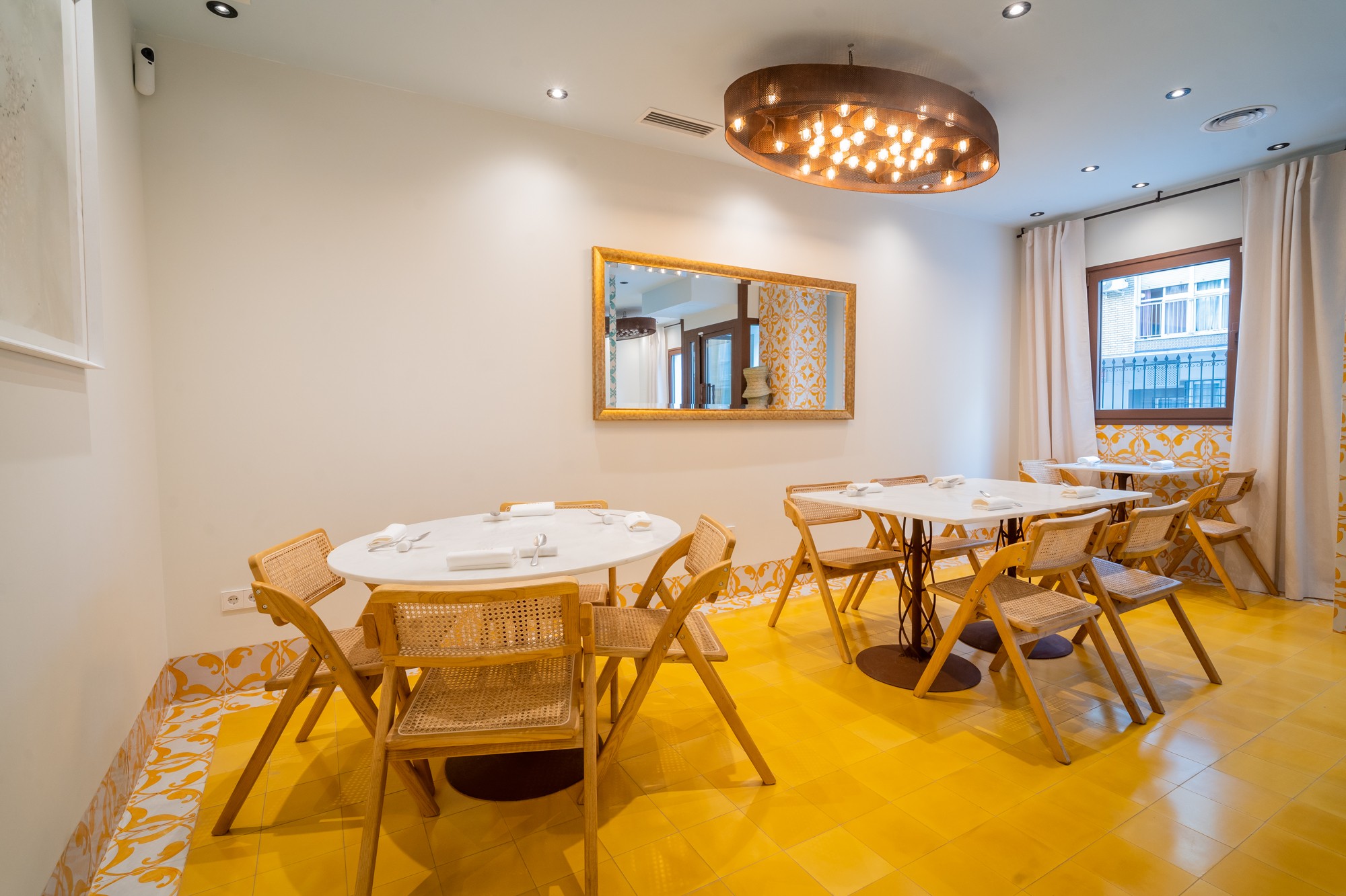 Comedor del restaurante Leartá (Sevilla)