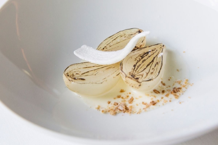 Cebolla dulce de volcán Croscat y queso de mas Farró en el restaurante Les Cols, en Olot (Girona). Foto: Kristin Block