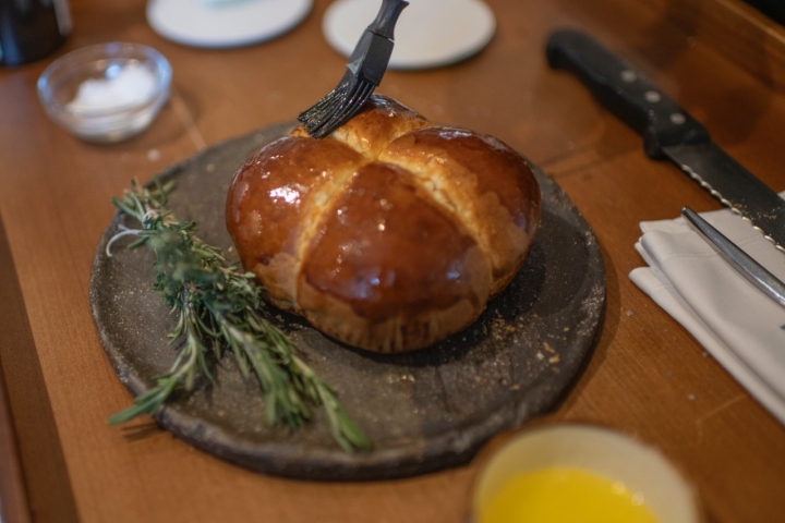  Mantequilla montada de trufa negra / Umbra / pan de masa madre HECHO EN CASA 