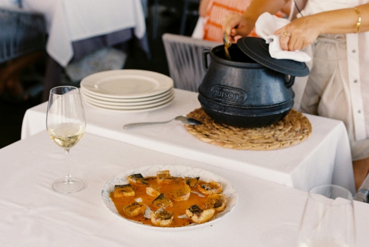 La olla de hierro fundido donde se elabora el arroz y el plato de mujol