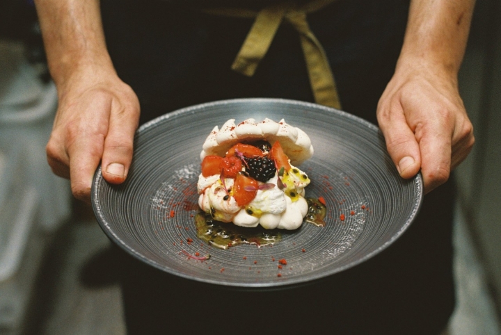 Pavlova con maracuyá y frutos rojos