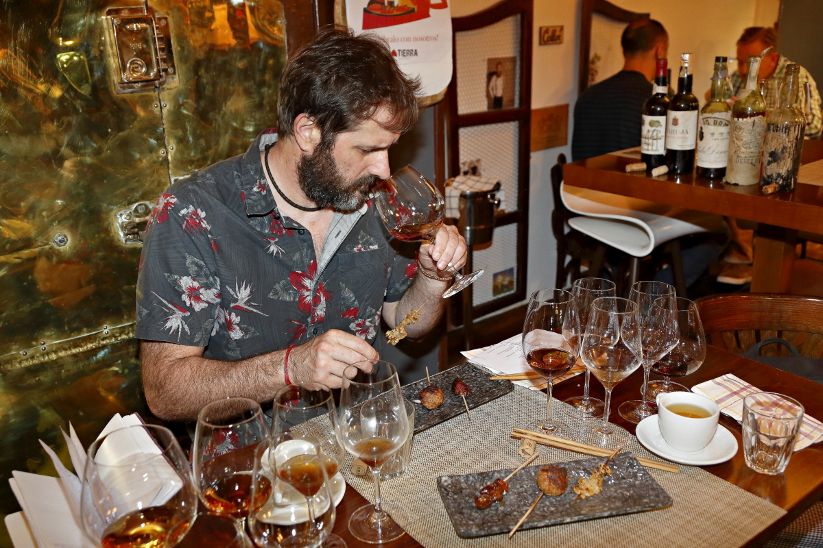Degustando alguno de los maridajes japo-jerezanos del restaurante 'Matritum', en Madrid.