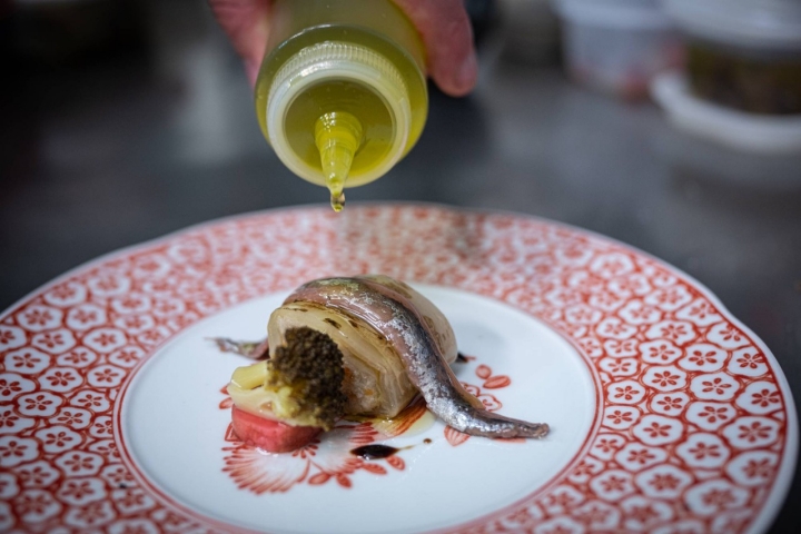 La 'rillette' de caballa escabechada envuelta en endivia.