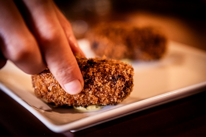 Las croquetas en 'Nuestra Tierra' son de rabo de toro estofado.