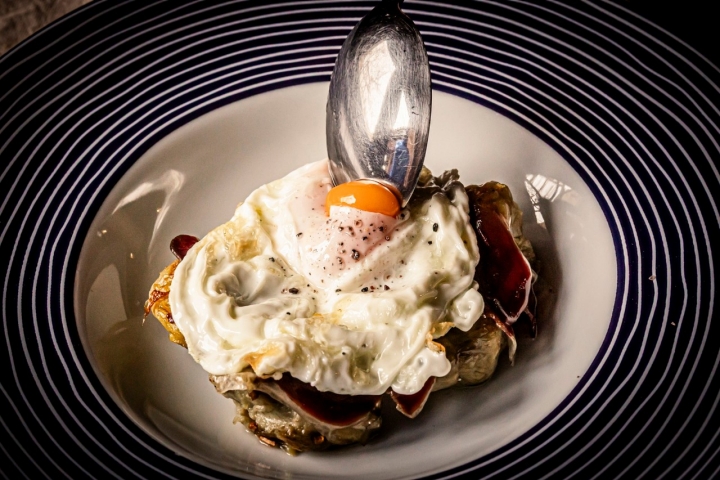 Alcachofa y huevo frito, y entre medias, jamón de pato.