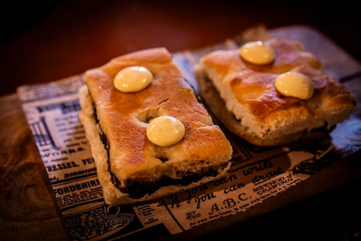 La focaccia de morcilla lleva manzana.