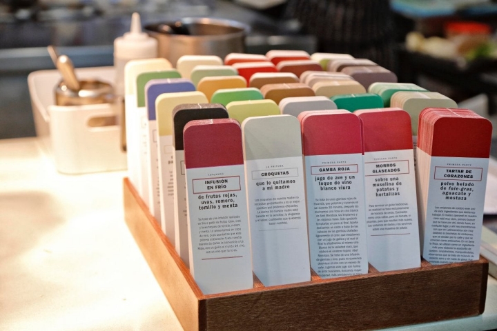 Restaurante 'El Portal de Echaurren'. Los tarjetones de colores con los que se presenta cada plato al comensal.