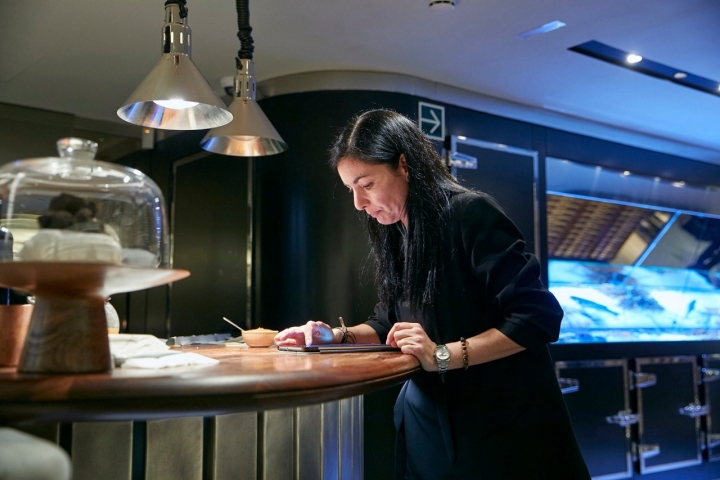 Carol, la mando derecha de Jubany, se encarga de que todo marche bien en el restaurante.