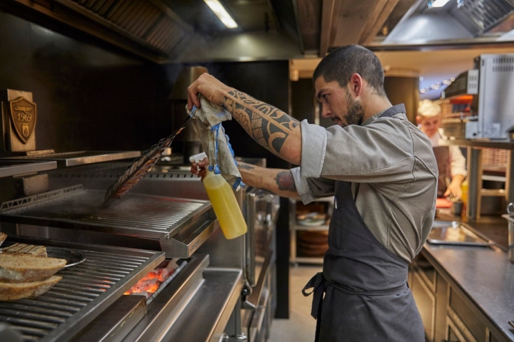 En la cocina del 'Pur' se preparan los pescados y las carnes en las brasas.