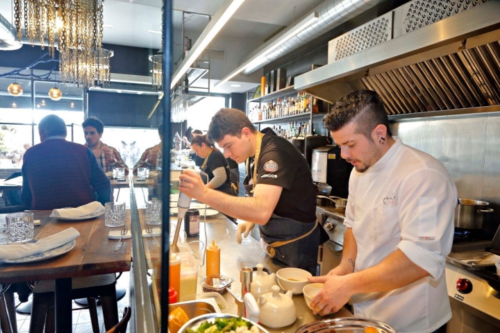 Carlos termina de preparar sus famosas carillas, antes de servir en mesa.