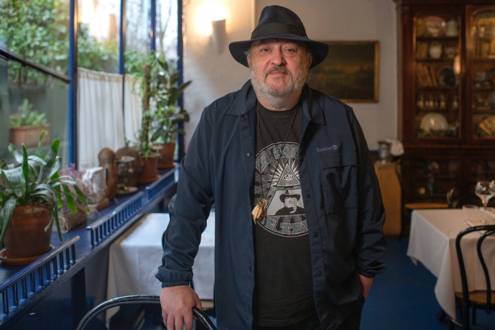 Sacha y su característico borsalino con la luz del atardecer que baña la Sala