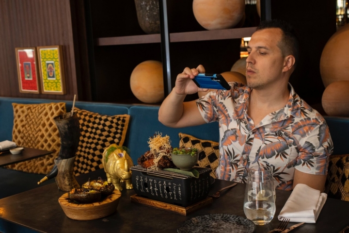 Cliente haciendo una foto a un plato del restaurante Salvaje Valencia