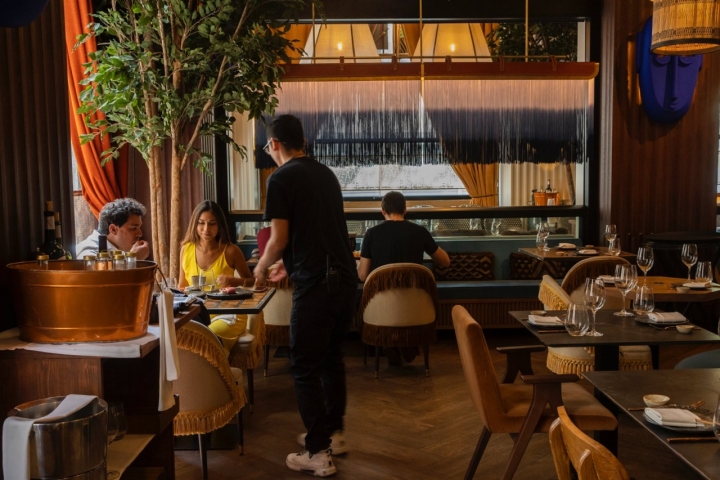 Clientes en el comedor superior del restaurante Salvaje Valencia