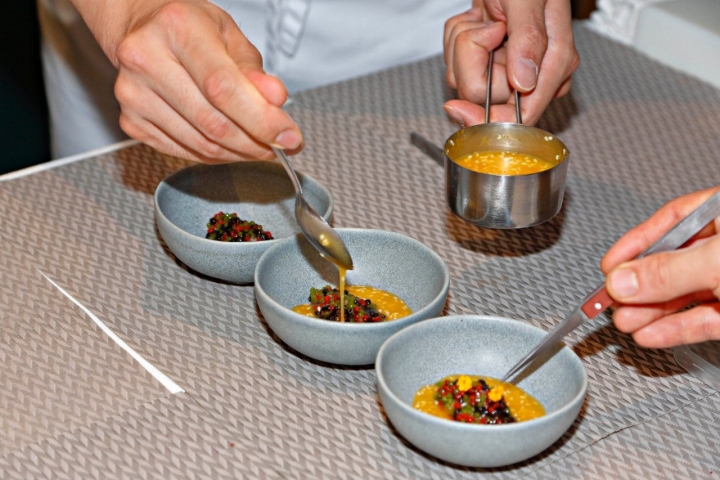 Tartar de ventresca de atún rojo con caviar picante y alga nori fermentada.