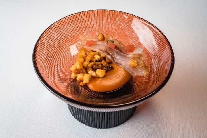 Plato de lubina curada y migas del pastor del restaurante Taller Arzuaga (Valladolid).